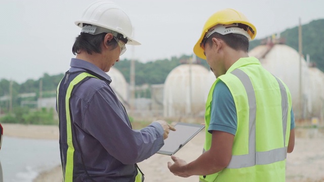 工程团队工人讨论，工业石油和天然气。视频素材