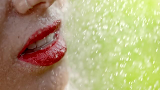 超级SLO MO水滴在女人的脸上与强烈的红色口红视频素材