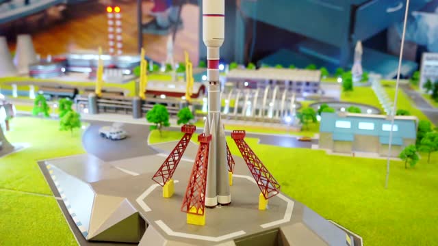 小型玩具火箭通过释放烟雾和点燃火焰来模拟从发射台起飞视频下载