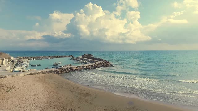 在多云的秋日俯瞰西西里岛的塞利农特码头视频素材
