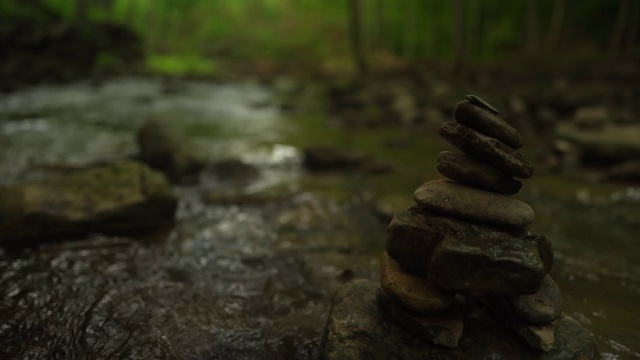在森林里河边平衡的石头视频素材