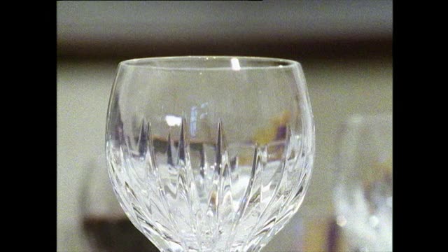 红酒倒入切好的酒杯;1989视频下载