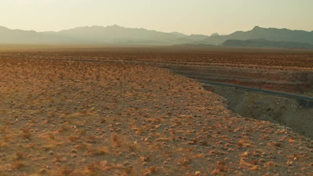 I-15穿越内华达州沙漠的悬崖峭壁视频素材