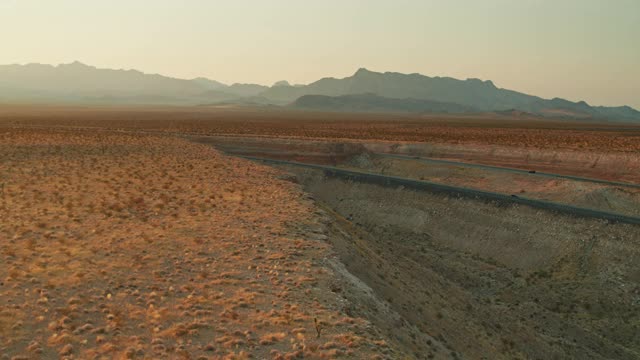 沙漠景观与高速公路在日落-无人机拍摄视频素材