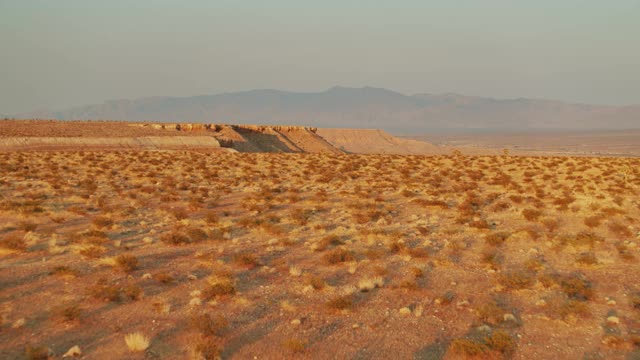 无人机飞越沙漠悬崖边缘，发现I-15视频素材