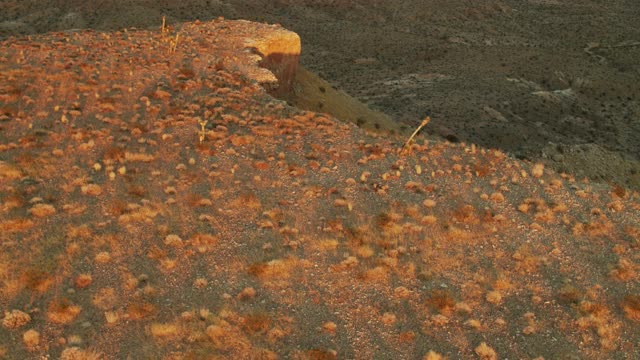 无人机在沙漠中向上倾斜显示I-15视频素材