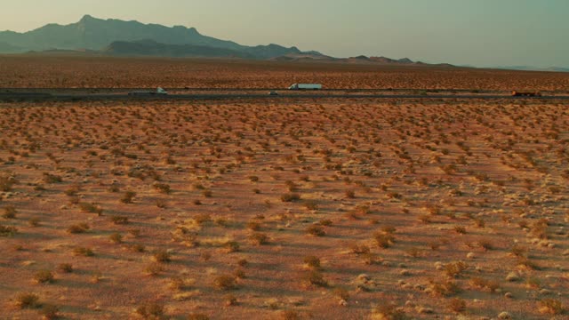 I-15穿越内华达梅斯奎特附近的沙漠-无人机拍摄视频素材