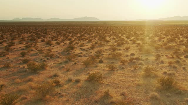 日落在公路穿越沙漠附近的Mesquite，内华达州-无人机拍摄视频素材