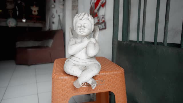 房子里的椅子上坐着木制的白色天使玩具视频下载