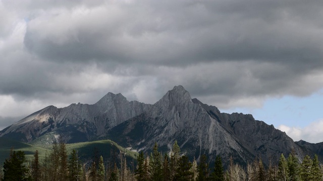 加拿大落基山脉移动云的阴影视频素材