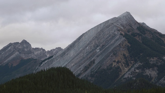 加拿大落基山脉上的移动云视频素材