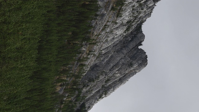 加拿大落基山脉移动云的阴影视频素材