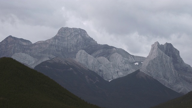 加拿大落基山脉上的移动云视频素材