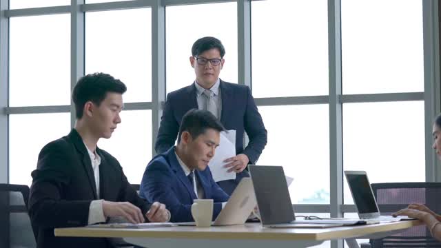 专业亚洲商人和女商人团队会议在办公室会议室，共同讨论和头脑风暴的商业战略想法，为成功的商业项目视频素材