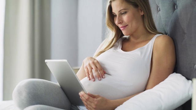 第一次怀孕的即时信息妈妈视频素材