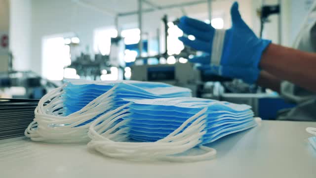 在口罩生产厂，医护人员正在堆放口罩视频素材