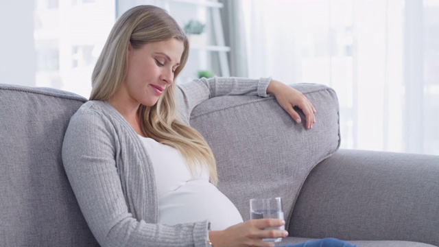 健康的孕期需要大量的水合作用视频素材