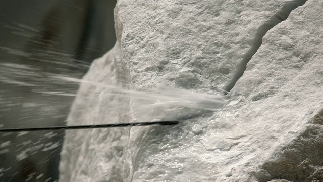 在希腊的纳克索斯，车床切割大理石视频下载