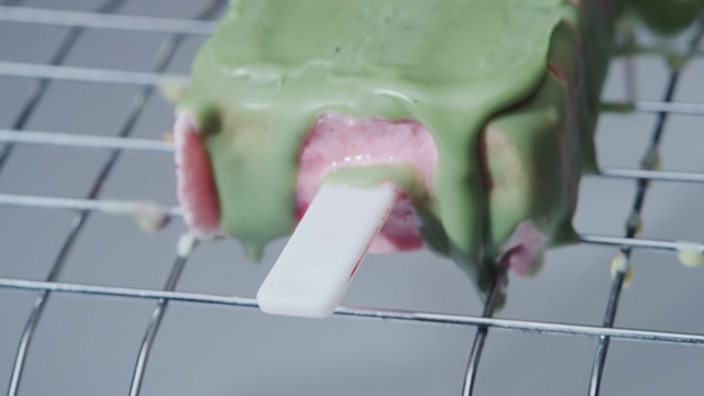 用五颜六色的糖衣覆盖自制冰淇淋视频下载