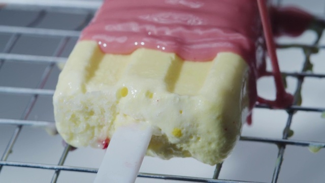 用五颜六色的糖衣覆盖自制冰淇淋视频下载