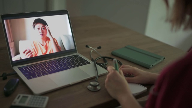 远程医疗远程医疗亚洲华人女医生在家与病人进行视频会议视频素材