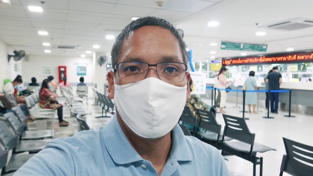 亚洲男子在医院戴口罩视频素材