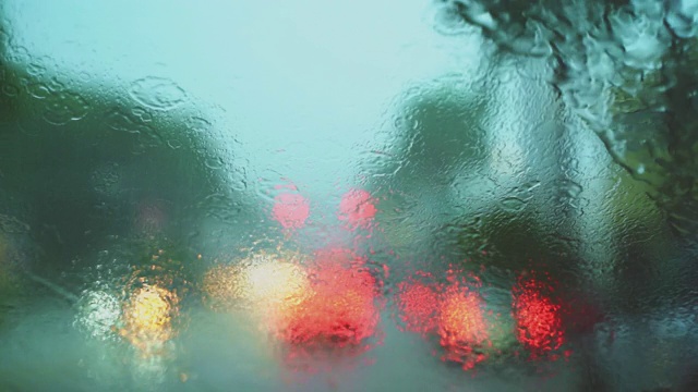 在佛罗里达迈阿密热带风暴期间，在暴雨中开车。视频下载
