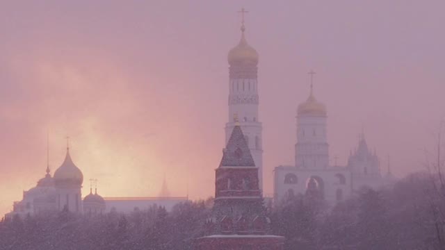 俄罗斯，莫斯科，伊凡钟楼是莫斯科克里姆林宫建筑群内的一座教堂塔。冬日里的克里姆林宫。在暴风雪天气中的瓦西里大教堂视频素材