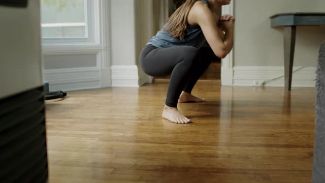 低角度的女人做蹲跳视频下载