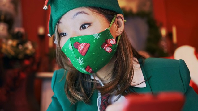 圣诞精灵戴着面具在视频电话会议上视频下载