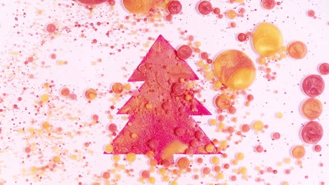 彩色的圣诞树与溢出的泡泡。流体艺术视频庆祝新年快乐。背景与美丽的流动油漆和闪光。明亮的背景为冬季假期。视频素材