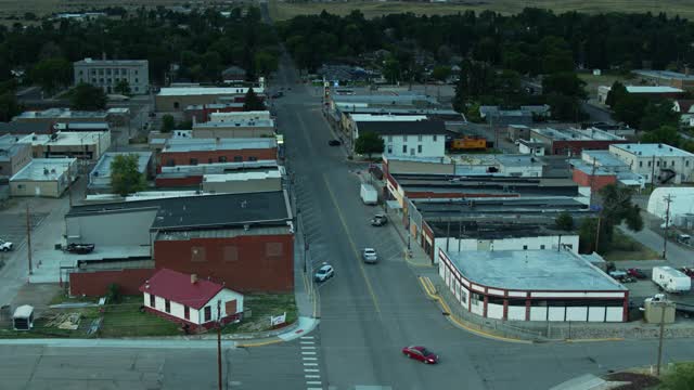 无人机在内布拉斯加州小镇尾随一辆小卡车视频素材