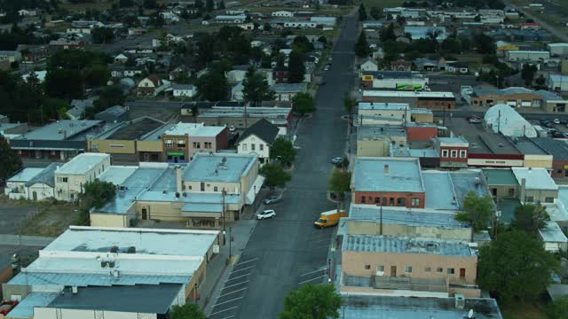 无人机拍摄的内布拉斯加州被农田包围的城镇视频素材