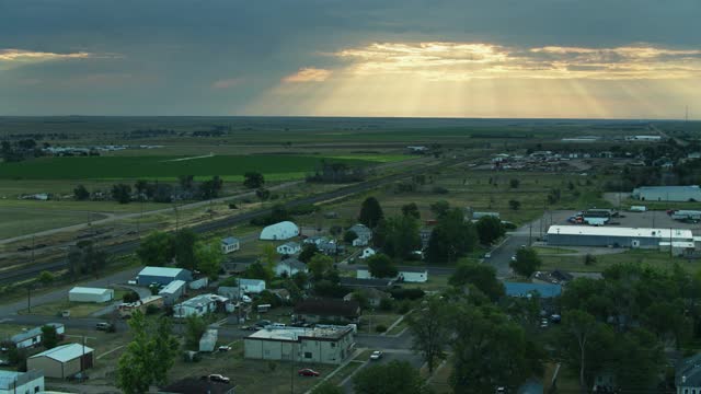 内布拉斯加州被农田包围的城镇上空被无人机向后拍摄视频素材