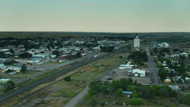 无人机飞行接近内布拉斯加州小镇视频素材