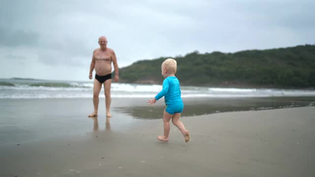 孙子和爷爷一起下了海视频下载