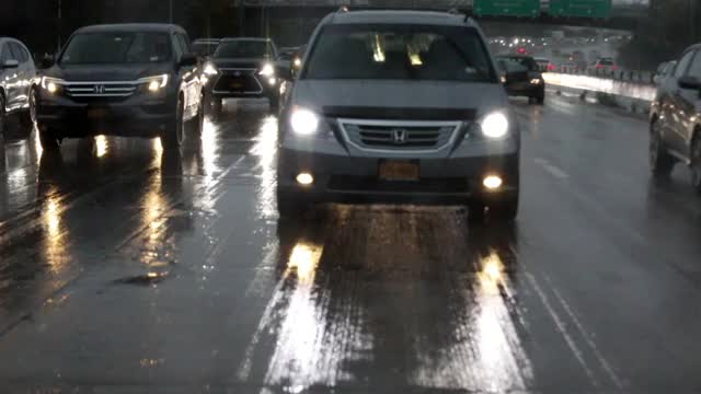 大雨期间高速公路上的汽车。视频素材
