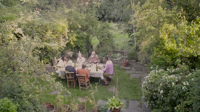 六个朋友在外面吃饭视频素材