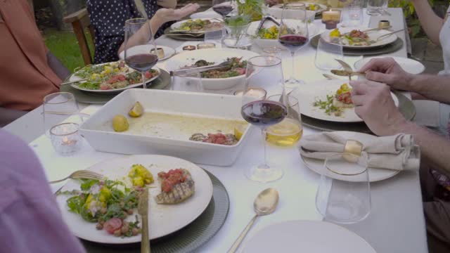 堆满食物的桌子视频素材