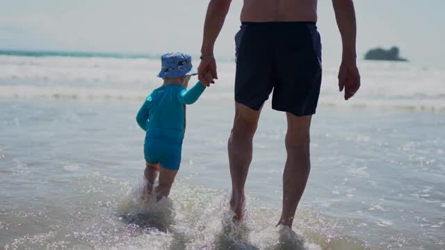 小男孩和爷爷一起出海了视频素材