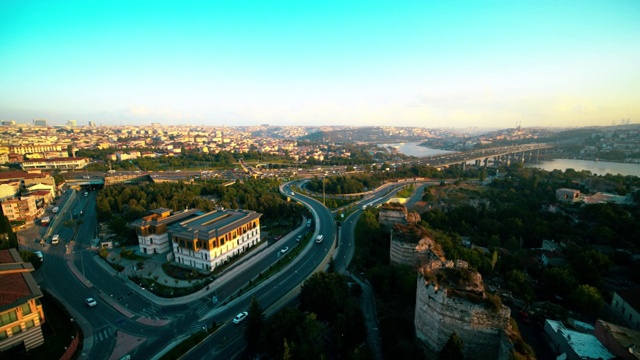 日出时环绕城市的伊斯坦布尔墙上的土耳其国旗视频下载