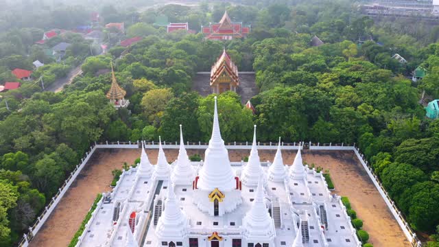 白色佛塔与多个尖塔Wat Asokaram寺在Samutprakan省，泰国视频素材
