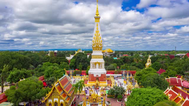 鸟瞰图:Wat Phra That Phanom Buddhism Temple。那空phanom泰国。该结构包含佛像胸骨，高53.6米，顶部装饰有黄金110公斤，是游客的热门目的地视频素材