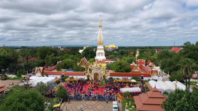 鸟瞰图:Wat Phra That Phanom Buddhism Temple。那空phanom泰国。该结构包含佛像胸骨，高53.6米，顶部装饰有黄金110公斤，是游客的热门目的地视频素材