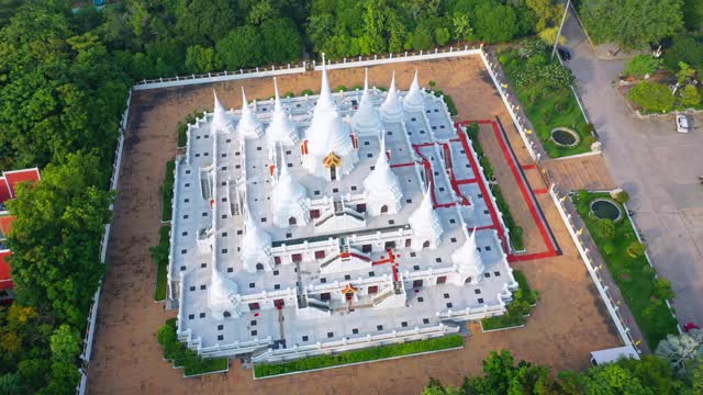 白色佛塔与多个尖塔Wat Asokaram寺在Samutprakan省，泰国。视频素材