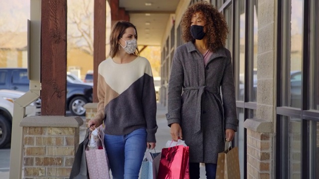 年轻女性购物时戴着面罩以保护自己视频素材