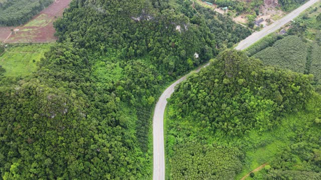 4k高空俯视图小车倾斜高速山口环路在阴天视频素材