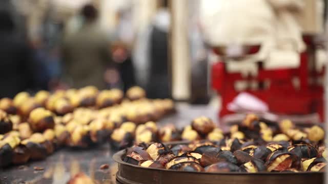 伊斯坦布尔烤栗子市场小贩准备视频。栗树，伊斯坦布尔，街道，烘焙，拥挤视频下载
