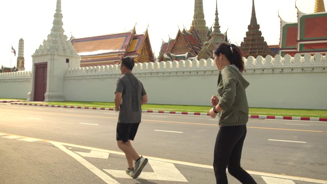 泰国，人们一起跑在玉佛寺前旅游。视频素材