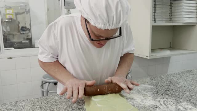 中年男子在意大利面食工厂制作馄饨视频素材